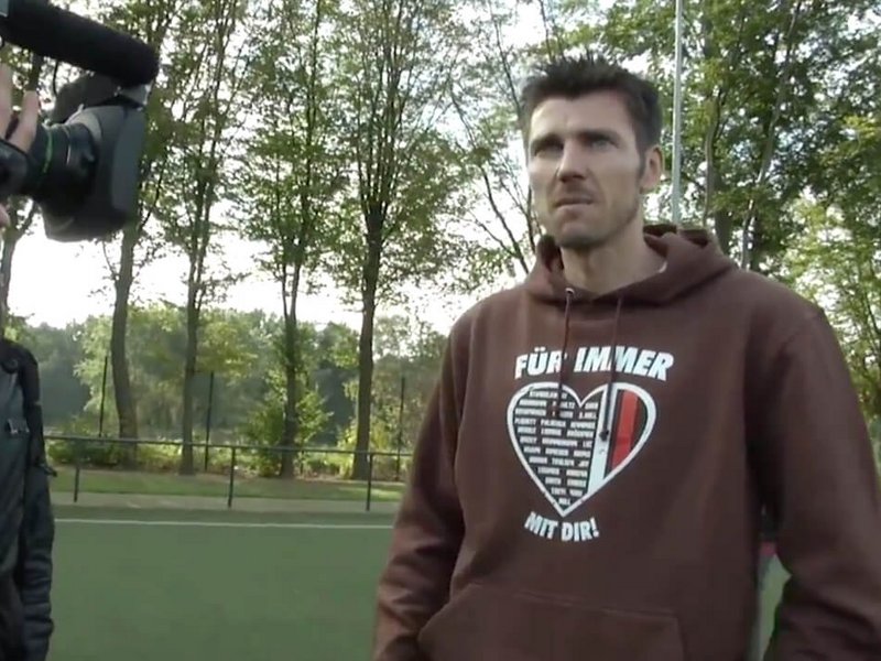 Fabian Boll vom FC St. Pauli bei der Videoproduktion zu seinem Abschiedsspiel