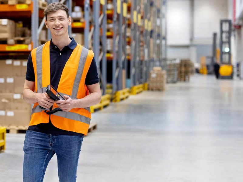 [Translate to en:] Mitarbeiter in einem Warehouse