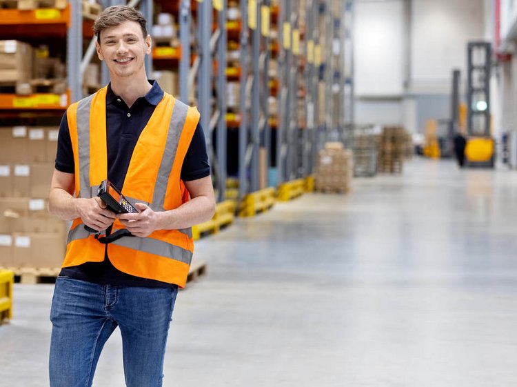 [Translate to en:] Mitarbeiter in einem Warehouse