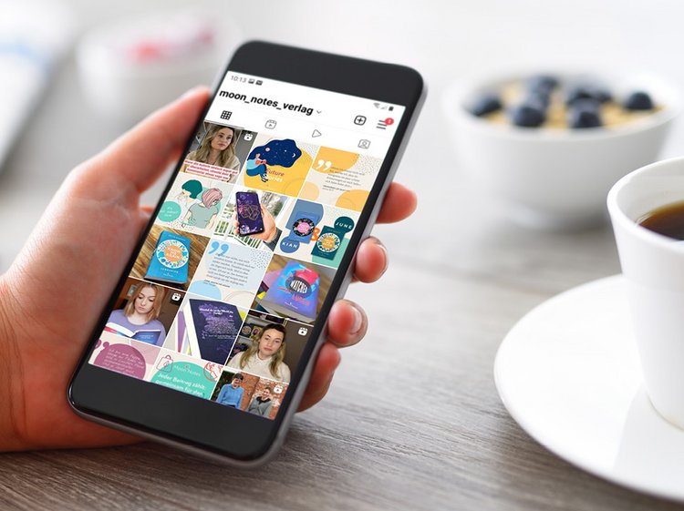 Smartphone mit Moon Notes Instagram-Kanal