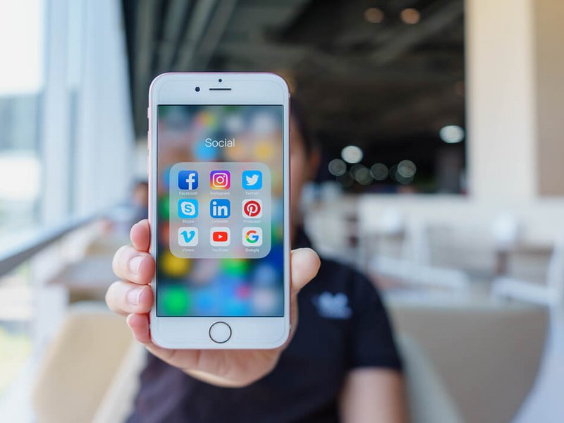 Smartphone mit Social Media - Die Logistik erobert die Sozialen Medien