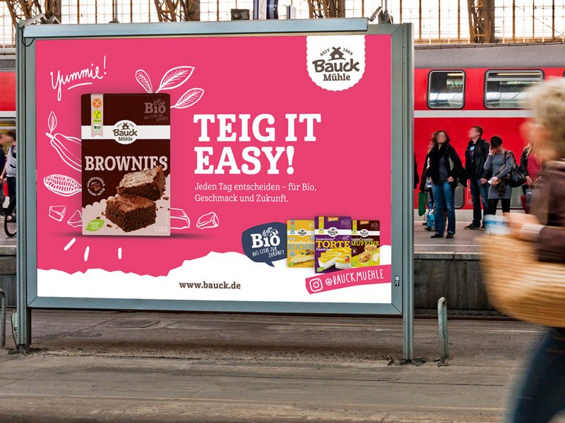 Plakatwand in Bahnhof