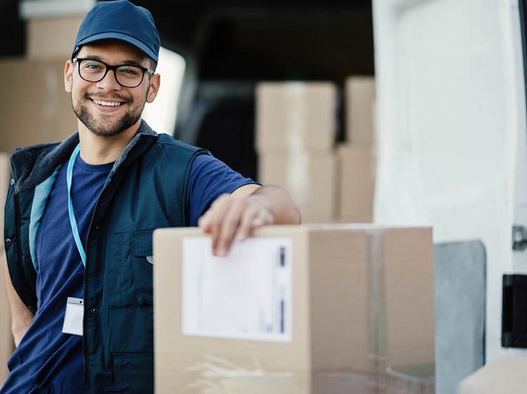 [Translate to en:] Paketzusteller mit Paketen