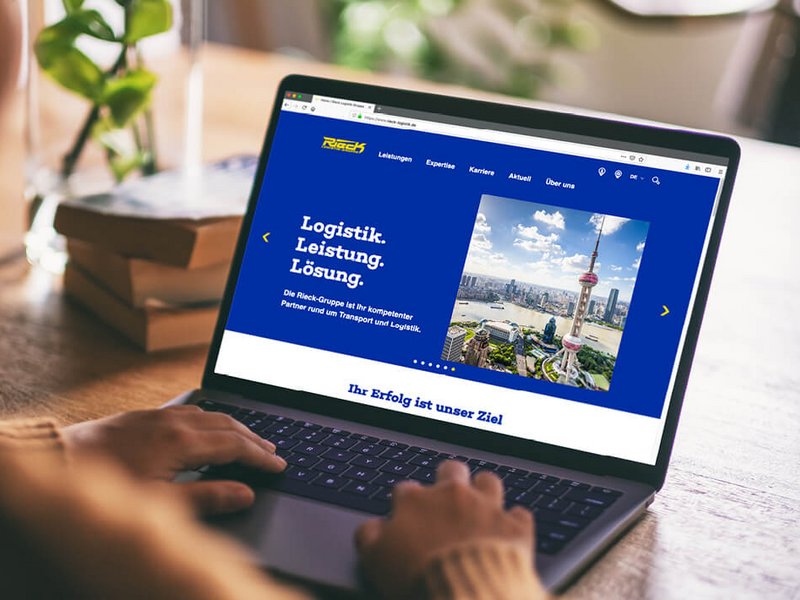 Laptop mit neuer optimierter Website der Rieck Logistik-Gruppe