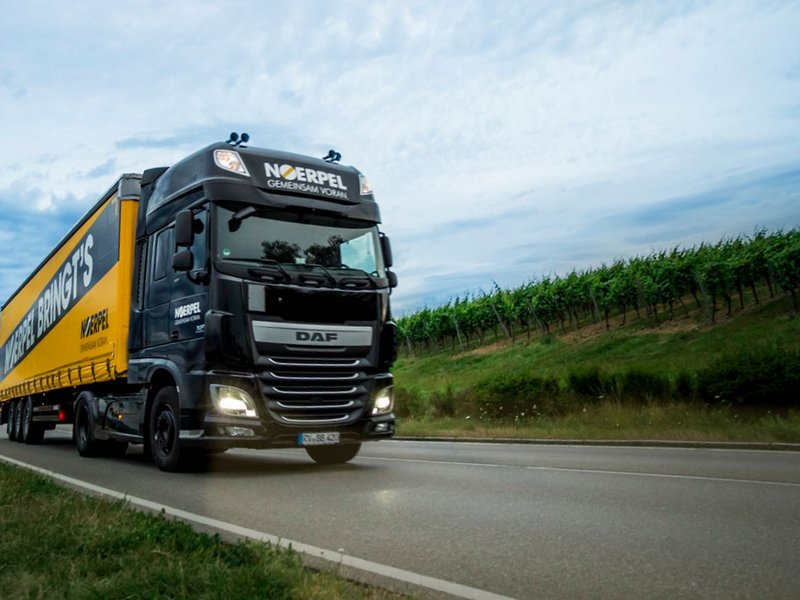 Noerpel LKW auf der Straße - Medienarbeit für Logistikunternehmen